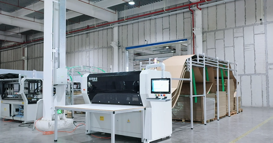Excitech lança máquina de papelão de alta velocidade para indústria de embalagens de papelão para fábricas de móveis.