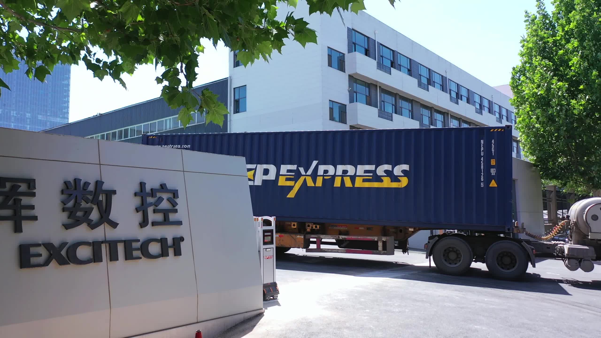 A fábrica da Excitech está enviando pedidos dos clientes. Entregar as mercadorias com segurança na fábrica do cliente