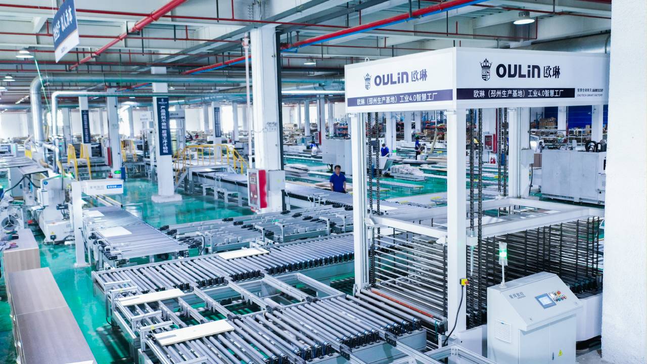 Como a fábrica de móveis inteligentes produz móveis?